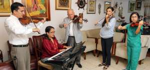 Rub&eacute;n Manrique (c) junto con sus hijos, Carlota (piano) y  Rub&eacute;n (viol&iacute;n) y con sus nietas Karla y Sof&iacute;a (violines).