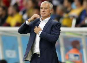 Didier Deschamps felicit&oacute; a Karim Benzema por su labor en el primer tiempo. Foto: AFP