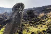 Los célebres rostros tallados en piedra de la isla de Pascua son el principal atractivo del lugar. 