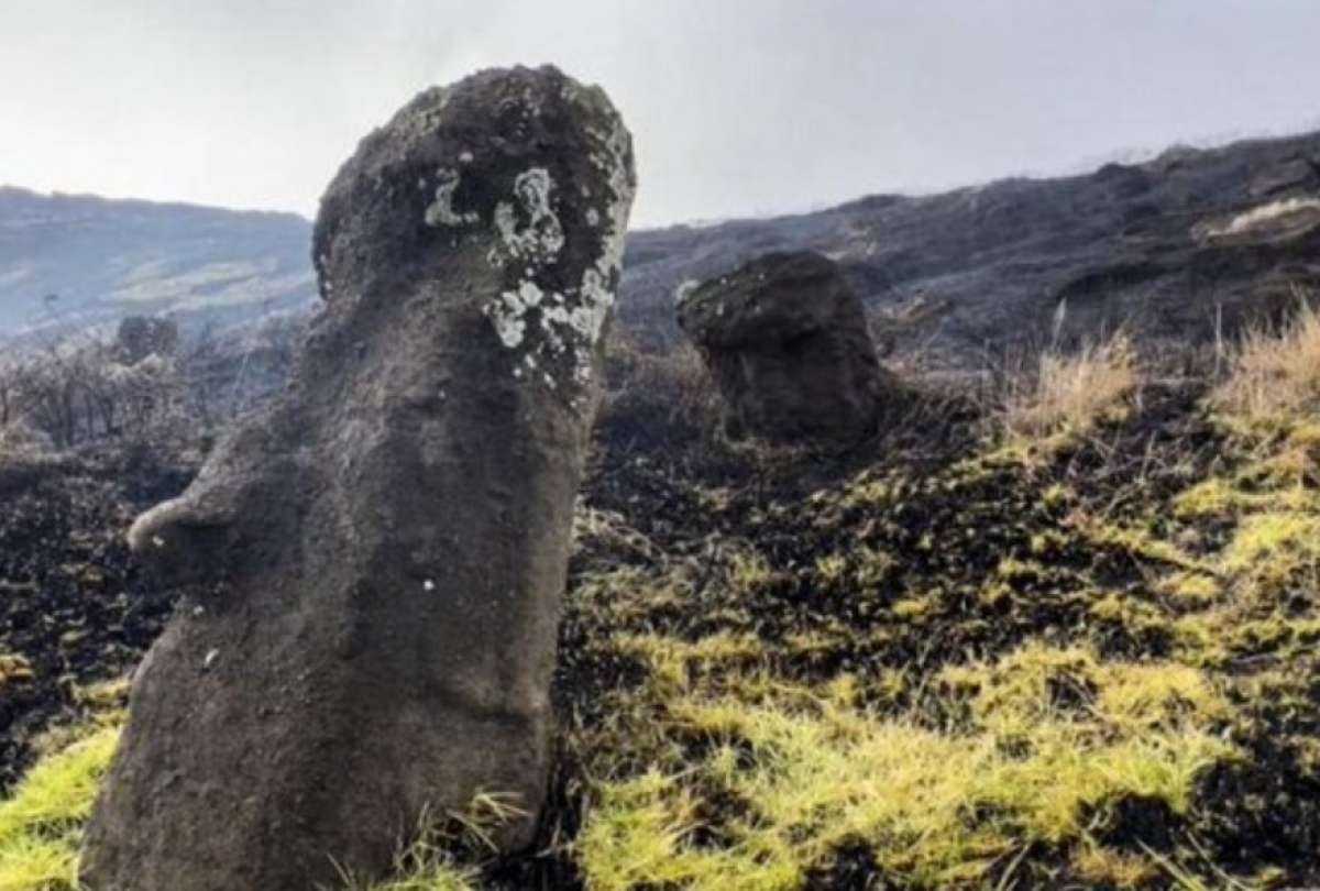 Los célebres rostros tallados en piedra de la isla de Pascua son el principal atractivo del lugar.