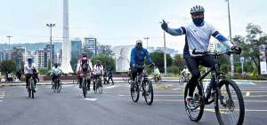 Ciclistas pedalean por sus vidas