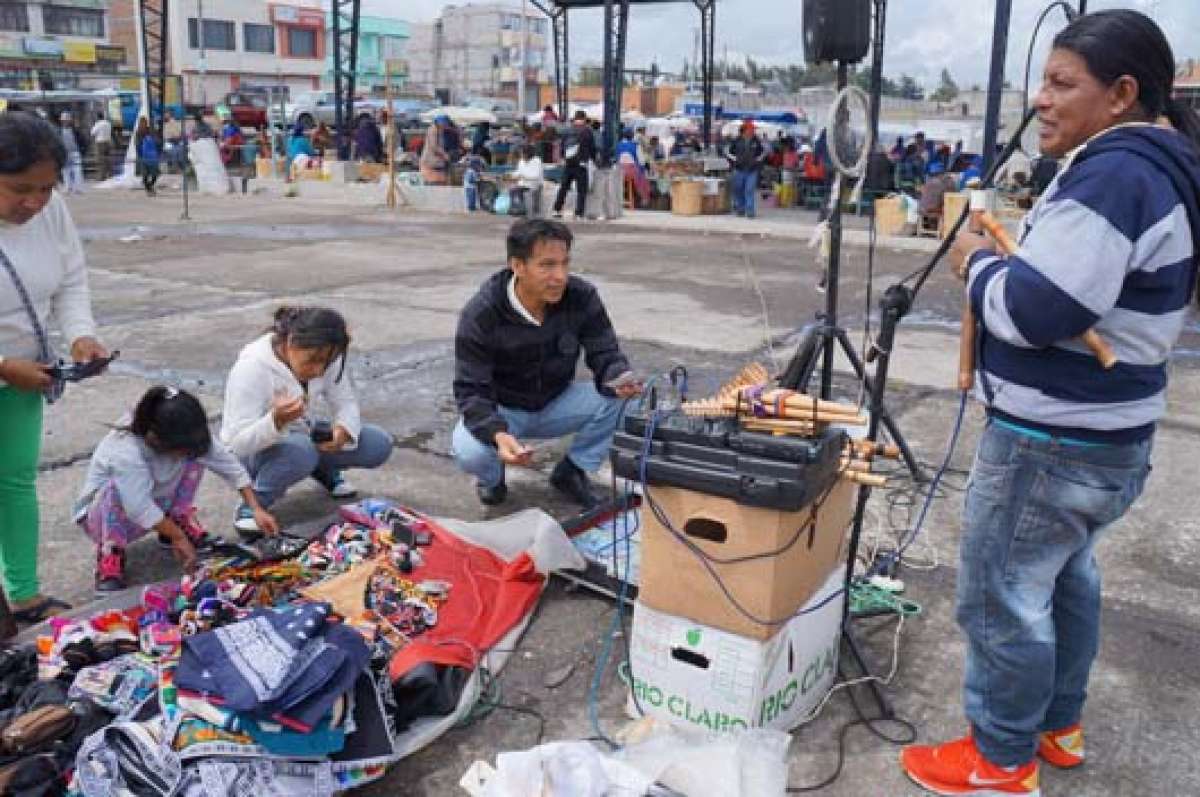 Cury alista sus equipos y artesan&iacute;as para empezar una ma&ntilde;ana de presentaciones en vivo en una de las 7 plazas del cant&oacute;n Saquisil&iacute;. Foto: Roberto Ch&aacute;vez/ El Tel&eacute;grafo