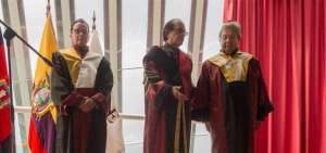 El rector Gustavo Vega (der.) y vicerrector Diego P&eacute;rez (izq.) recibieron las togas (t&uacute;nicas) de distinci&oacute;n del canciller Marcelo Fern&aacute;ndez.