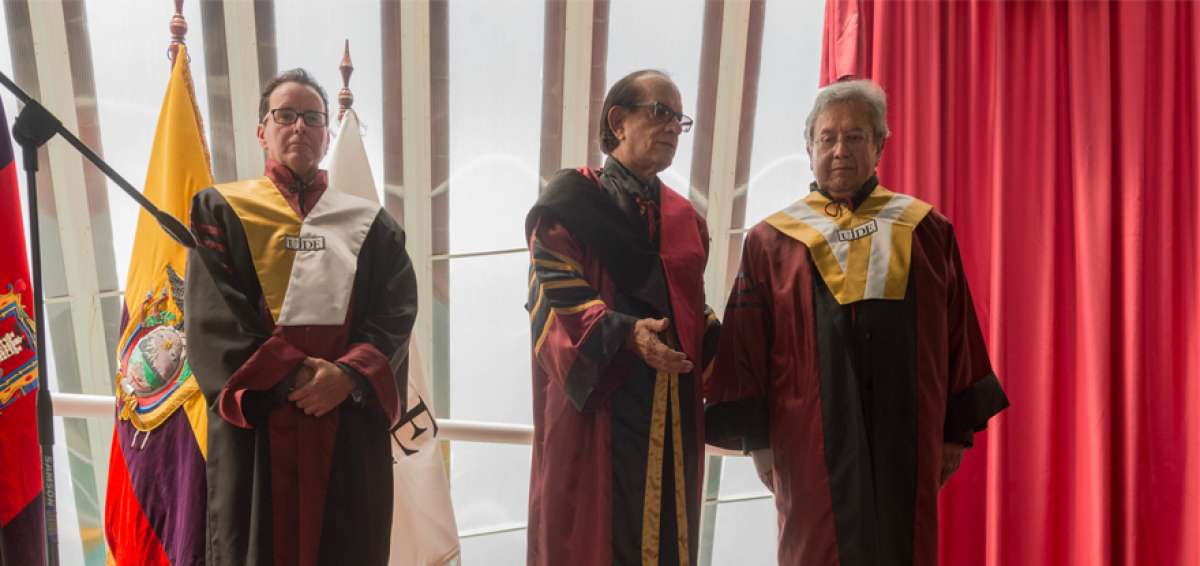El rector Gustavo Vega (der.) y vicerrector Diego P&eacute;rez (izq.) recibieron las togas (t&uacute;nicas) de distinci&oacute;n del canciller Marcelo Fern&aacute;ndez.
