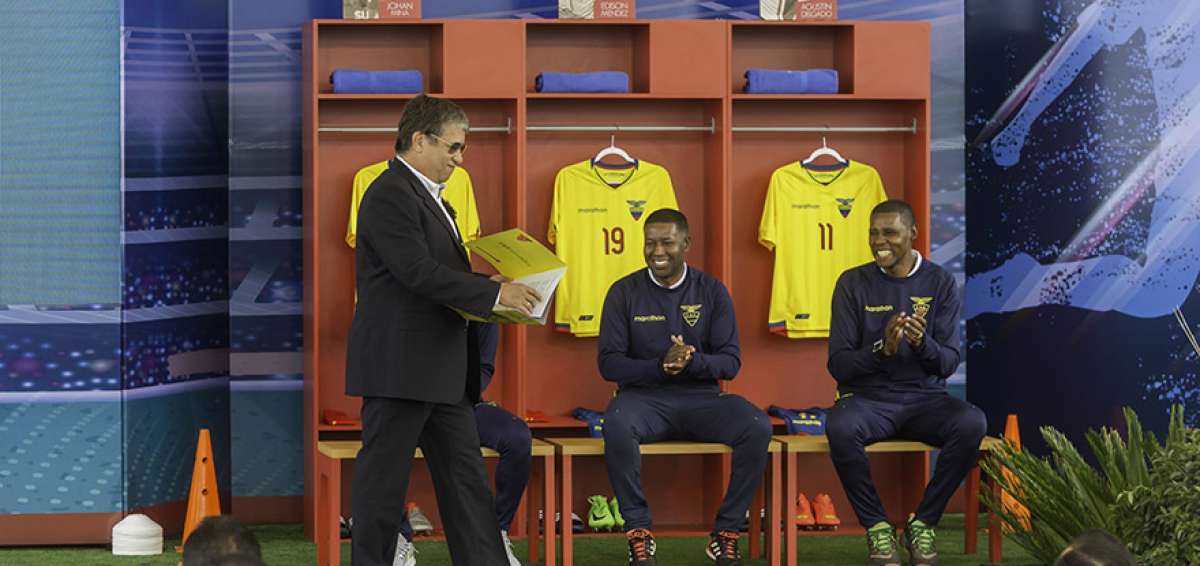 El DT de la Tricolor, Hern&aacute;n G&oacute;mez (i), comparti&oacute; con los exseleccionados &Eacute;dison M&eacute;ndez (c) y Agust&iacute;n Delgado.