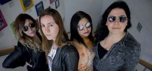 Desde la izquierda: Adriana, vocalista; Julieta, guitarrista; Clonty, bajo; y Gisela, baterista, en su visita a Quito.  
