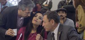 Un asesor habla con Jeannine Cruz y C&eacute;sar Carri&oacute;n (CREO), durante la discusi&oacute;n del veto a la Ley de Comunicaci&oacute;n.