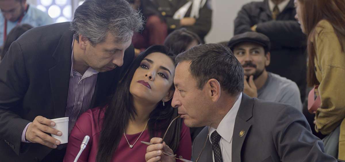 Un asesor habla con Jeannine Cruz y C&eacute;sar Carri&oacute;n (CREO), durante la discusi&oacute;n del veto a la Ley de Comunicaci&oacute;n.