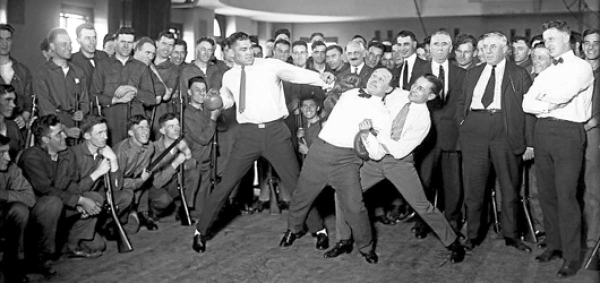 Harry Houdini ten&iacute;a fama de ser muy resistente a los golpes en el est&oacute;mago.  Hac&iacute;a n&uacute;meros en los que soportaba los embates de los pu&ntilde;etazos. Foto: Internet