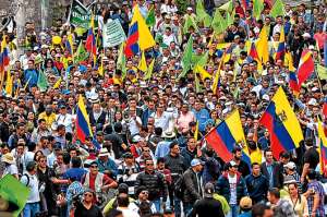 Una multitud se congreg&oacute; alrededor del presidente Rafael Correa, que encabez&oacute; la marcha en la ciudad.de Quito que empez&oacute; en el barrio La Villaflora y termin&oacute; en la plaza de Santo Domingo. FO TO: FERNANDO SANDOVAL / EL TEL&Eacute;GRAFO