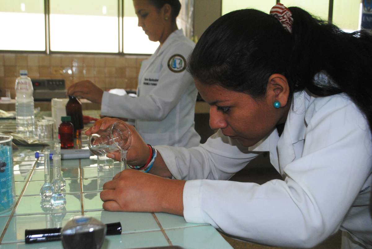 Los trabajos que se realizan en el laboratorio son con el fin de elaborar alg&uacute;n medicamento.