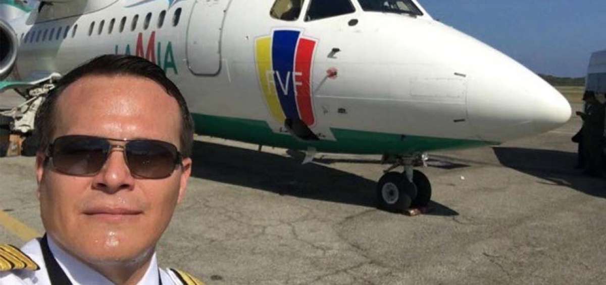 El piloto Miguel Quiroga posa junto al avi&oacute;n Avro RJ85 cuando trasladaron a la selecci&oacute;n venezolana. 