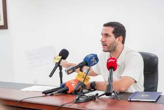Roberto Luque, ministro de Transporte y Obras Públicas, explicó que la disposición transitoria no implica una condonación de las deudas.