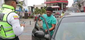 Agentes de tr&aacute;nsito retiran las pel&iacute;culas a un veh&iacute;culo particular en el centro de la ciudad de Manta.   