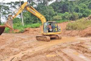 El Ministerio de Transporte y Obras Públicas realiza trabajos de bacheo menor .