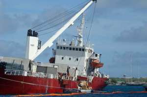 La nave encallada a&uacute;n guarda en sus bodegas productos qu&iacute;micos de limpieza. Foto: Archivo