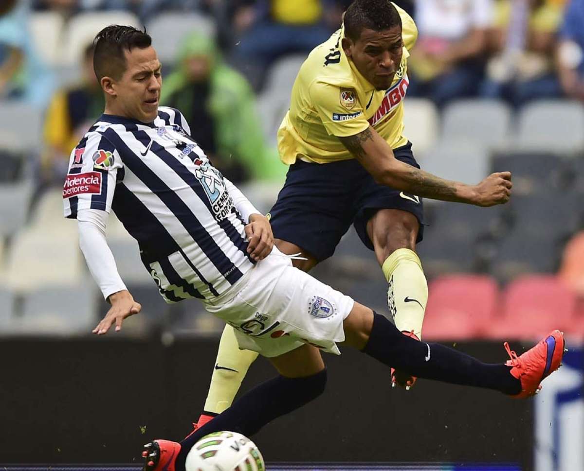 Michael Arroyo (d) convirti&oacute; de tiro libre el tercer gol para el Am&eacute;rica. Foto: AFP