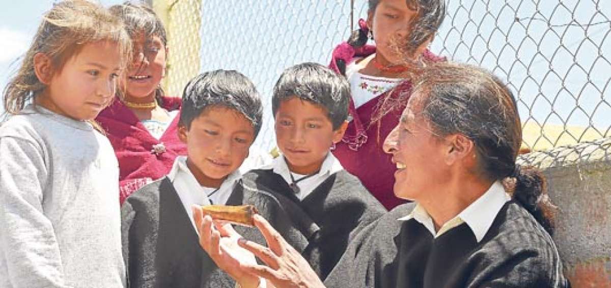 Luis conciencia a sus alumnos sobre las ventajas del uso del wayru y la taptana, cada d&iacute;a. Adem&aacute;s les explica el origen de la matem&aacute;tica y su aplicaci&oacute;n moderna. Foto: Roberto Ch&aacute;vez/ El Tel&eacute;grafo