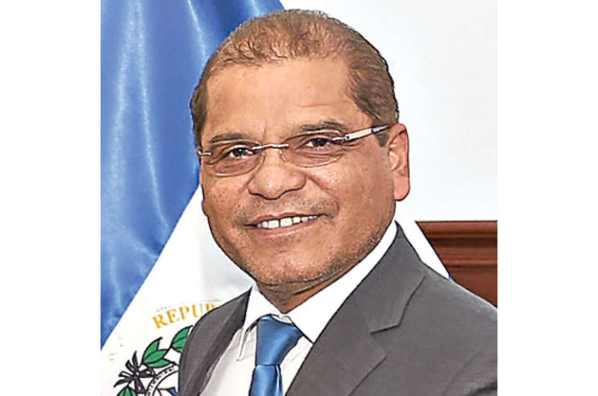 Glas recibe a hom&oacute;logo salvadore&ntilde;o