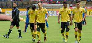 Los futbolistas de Fuerza Amarilla abandonan la cancha del Atahualpa, tras caer contra El Nacional. 