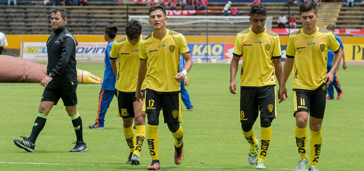 Los futbolistas de Fuerza Amarilla abandonan la cancha del Atahualpa, tras caer contra El Nacional. 