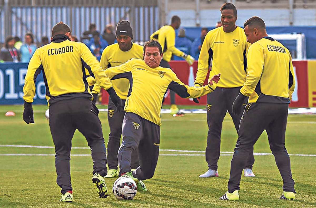 El volante Pedro Larrea topa la pelota durante una din&aacute;mica que cumpli&oacute; Ecuador en Santiago. Lo observan Mario Pineida (de espaldas), &Oacute;scar Bag&uuml;&iacute; (I), Daniel Angulo y Pedro Qui&ntilde;&oacute;nez. Foto: AFP