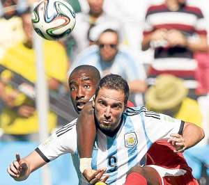 Gonzalo Higua&iacute;n intenta escapar de la marca del defensa Johan Djourou, durante el partido de octavos de final entre Argentina y Suiza. Foto: AFP.