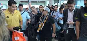 Maradona durante su llegada al aeropuerto de Culiac&aacute;n. 