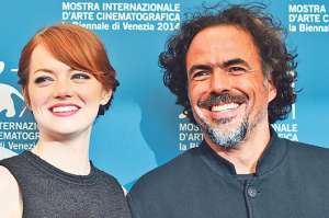 Alejandro Gonz&aacute;lez I&ntilde;&aacute;rritu, director del filme &lsquo;Birdman&rsquo;  y la actriz Emma Stone. Foto: Agencias.