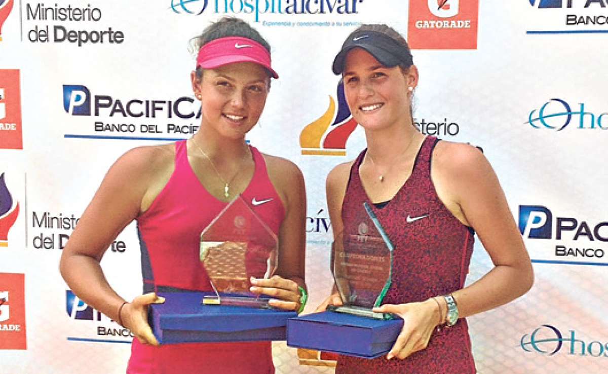 La ecuatoriana Rafaella Baquerizo (der.) posa con su trofeo en la categor&iacute;a dobles del ITF Junior Grado 1, donde gan&oacute; junto con la rumana Jaqueline Adina. Foto: Cortes&iacute;a de Kenny Castro