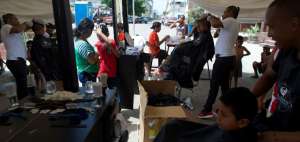 Barberos mantenses cortaron cabellos a ni&ntilde;os en su d&iacute;a