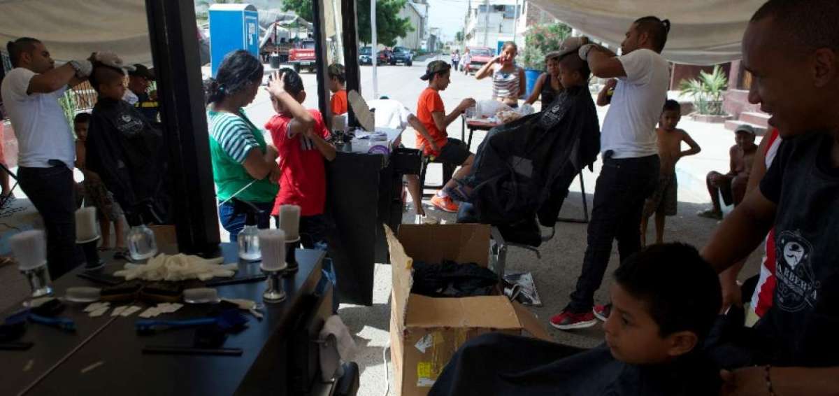 Barberos mantenses cortaron cabellos a ni&ntilde;os en su d&iacute;a