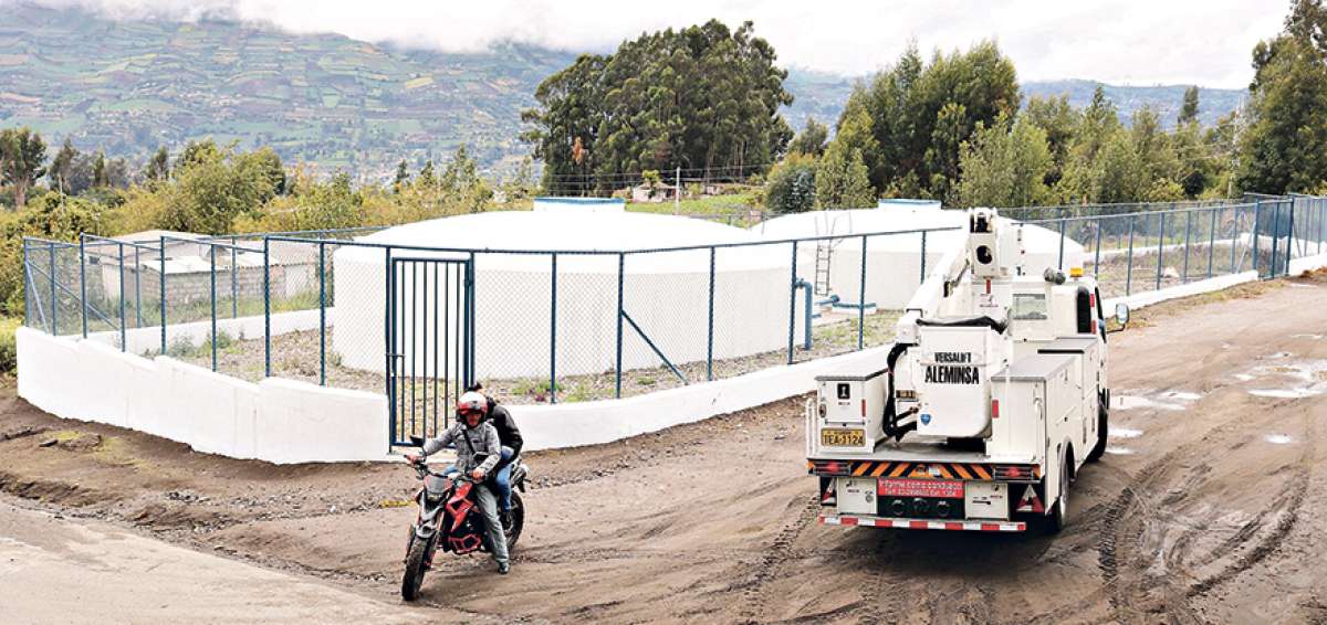 En la parte alta del cant&oacute;n se encuentran los tanques y la planta de potabilizaci&oacute;n, desde donde se distribuye el l&iacute;quido vital a trav&eacute;s de 1.800 acometidas.
