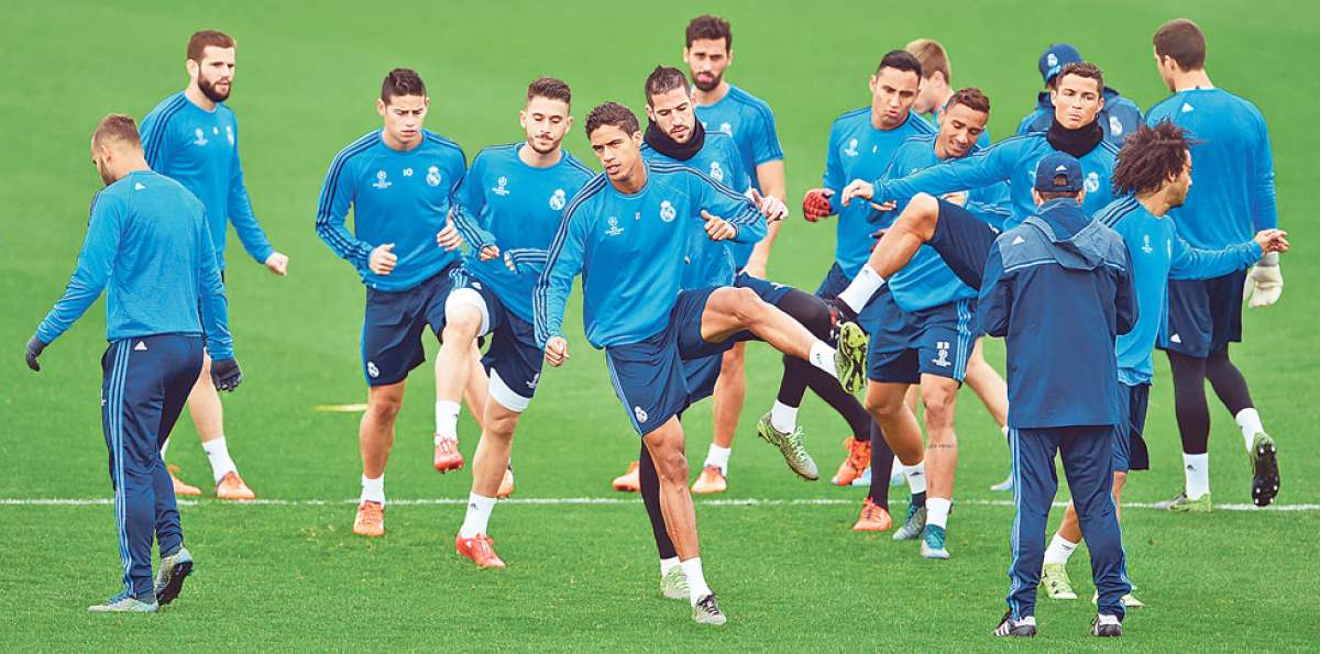 Los jugadores del Real Madrid realizaron ayer su &uacute;ltima pr&aacute;ctica y dejaron listo el equipo que actuar&aacute; hoy. Foto: AFP