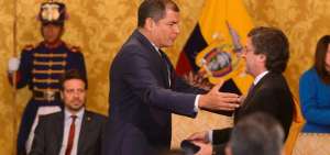 El mandatario ecuatoriano condecor&oacute; al titular del Banco Interamericano de Desarrollo.