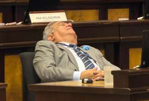 Rub&eacute;n Barber&aacute;n Torres causa pol&eacute;mica por aparente siesta en sesi&oacute;n legislativa 