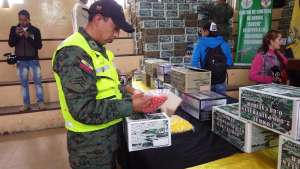 Uniformados inspeccionaron el material b&eacute;lico, durante un control efectuado el pasado 9 de abril. Foto: Cortes&iacute;a 