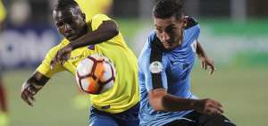 El ecuatoriano Daniel Segura (i) pelea por la pelota con el uruguayo Sebasti&aacute;n C&aacute;ceres en el cotejo por el grupo B.