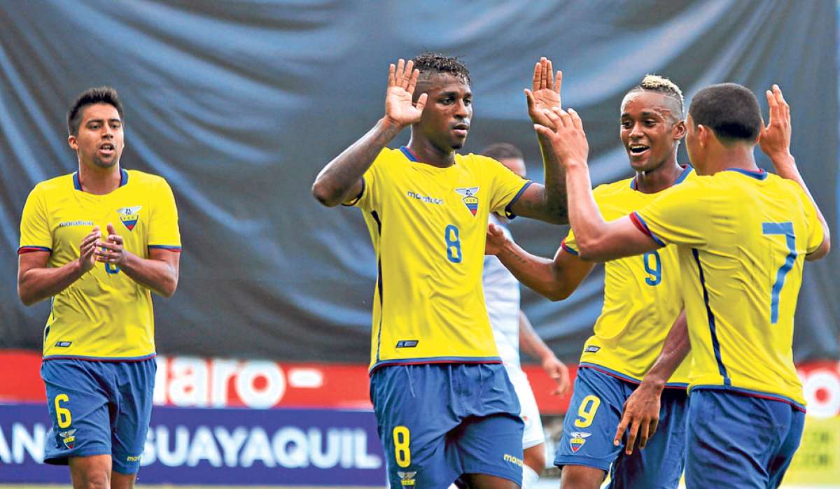 Miller Bola&ntilde;os (8) celebra uno de los goles con los que la Selecci&oacute;n Ecuatoriana gole&oacute; la tarde de ayer a Panam&aacute;, en el estadio Capwell de Guayaquil. Foto tomada de Andes