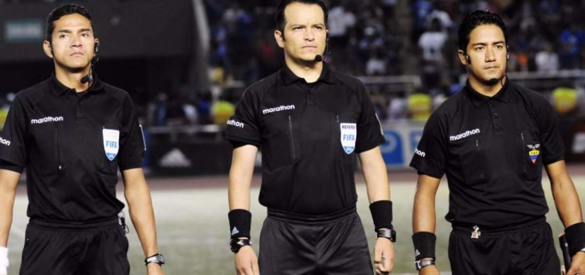 Carlos Orbe (centro) ser&aacute; uno de los tres jueces ecuatorianos designados para dirigir en el Sudamericano Sub-20 que iniciar&aacute; el pr&oacute;ximo 18 de enero.