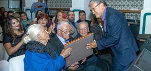 En el homenaje a Guillermo Rodr&iacute;guez (2do. desde la izq,), dirigentes de los gremios art&iacute;sticos le brindaron un reconocimiento por su legado. 