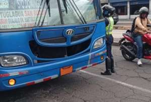 Dejar a los pasajeros en media v&iacute;a, circular con las puertas abiertas son dos contravenciones frecuentes en las calles de Quito. 