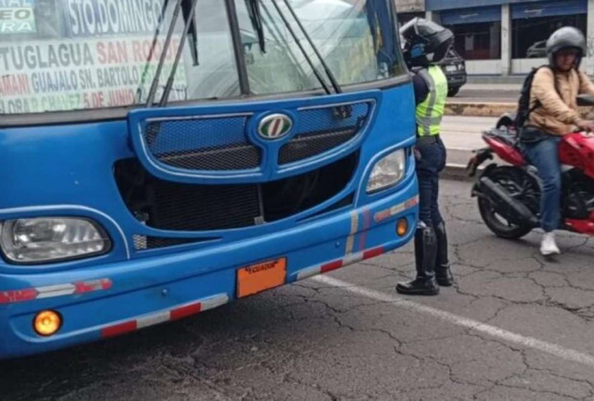 Dejar a los pasajeros en media v&iacute;a, circular con las puertas abiertas son dos contravenciones frecuentes en las calles de Quito. 