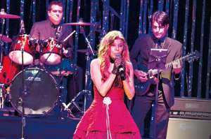 Jeanette cant&oacute; sus &eacute;xitos en un concierto con toque intimista