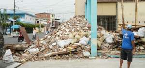 Los escombros de una casa afectada por el temblor no son recogidos en Villavicencio y San Mart&iacute;n.