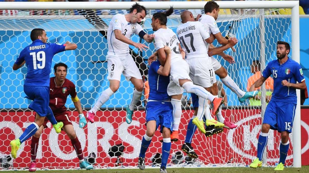 God&iacute;n impact&oacute; de cabeza para el paso a octavos de Uruguay. Foto: AFP