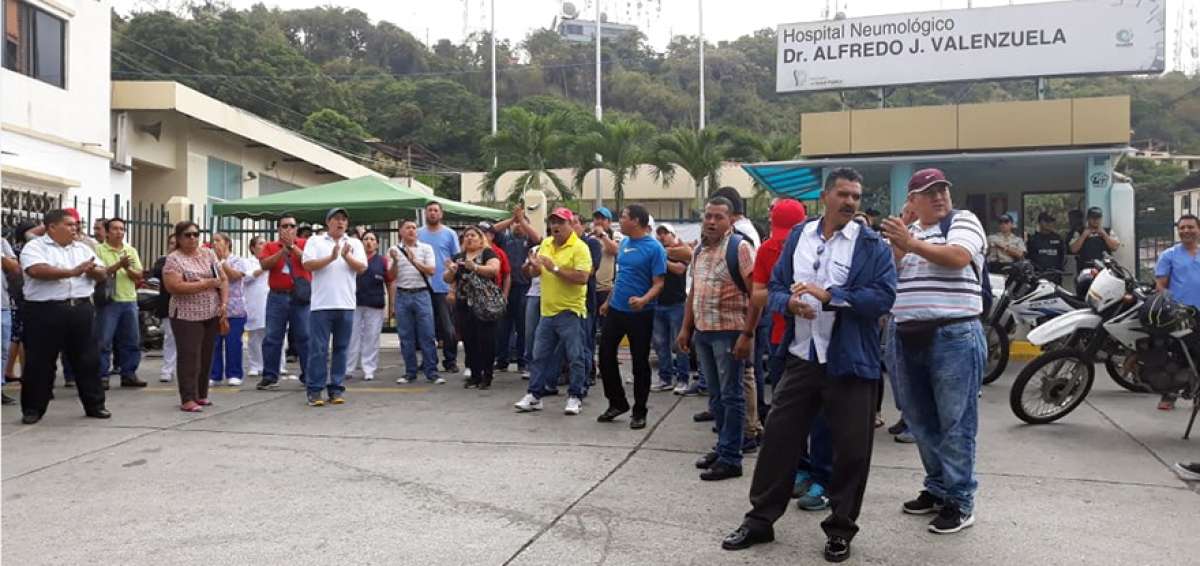 Trabajadores del hospital aseguran que ya es tiempo de que se reaperture el centro de salud.