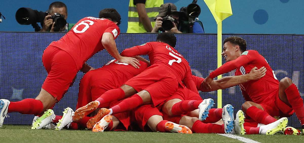 Harry Kane (cubierto por sus compa&ntilde;eros) marc&oacute; un doblete en el triunfo de Inglaterra sobre T&uuml;nez.
