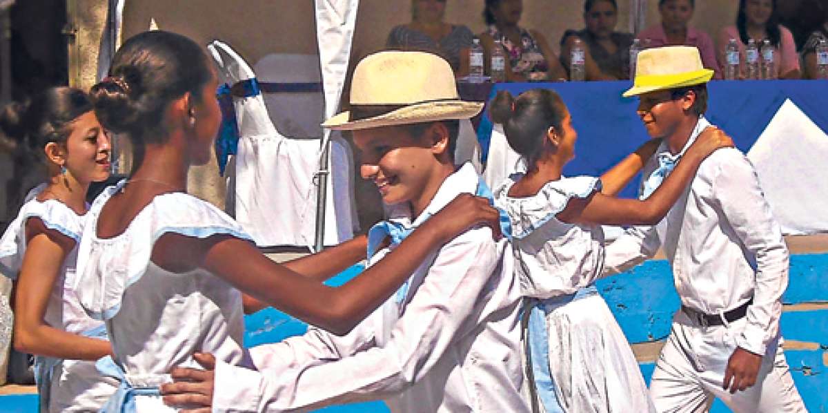 Los integrantes del grupo de danza del colegio R&eacute;plica Manta llevan un mes en los vacacionales. Foto: Johnny Tigua / Colegio 5 de junio