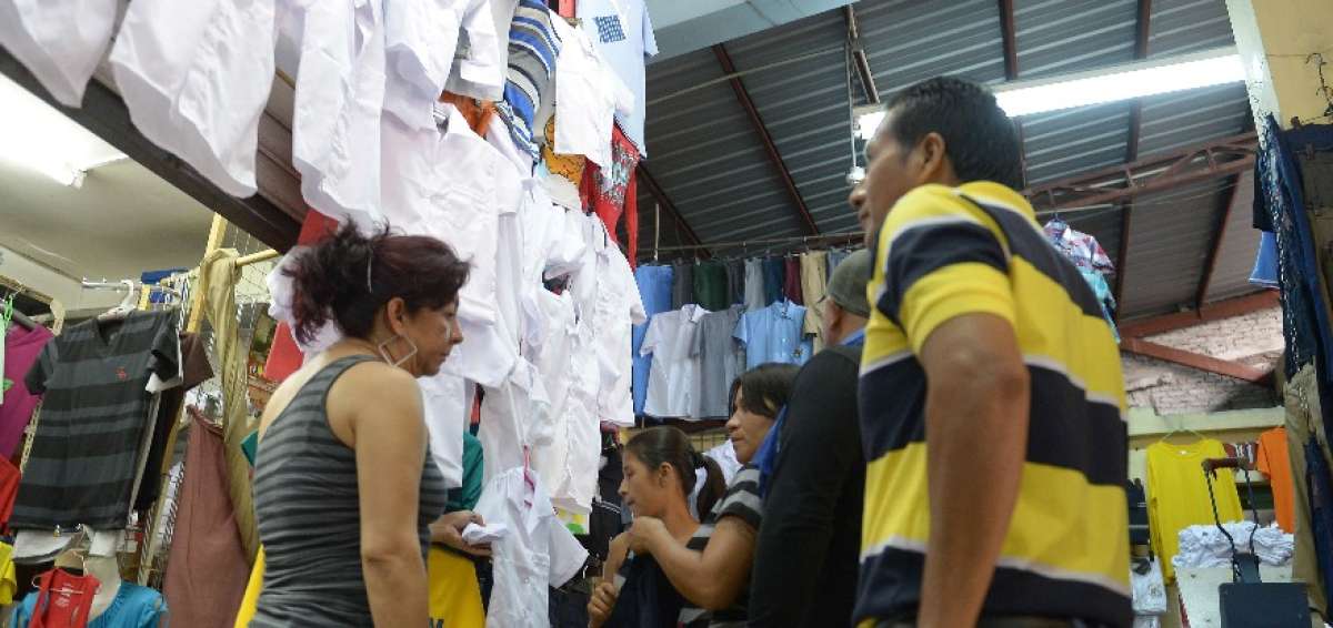 Las compras de uniformes en el ciclo Costa se iniciaron hace varias semanas. El 24 de abril empiezan las clases.
